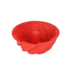 Molde de silicona en espiral rojo con un diseño de remolino profundo para pasteles