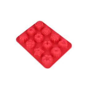 Vista dettagliata dello stampo in silicone rosso a 12 fori con fiori e stelle