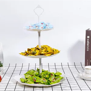 Detailansicht einer weißen 3-stöckigen Obstschale und Etagere für Snacks und Desserts.