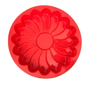 Vista detallada superior de un molde para pasteles de silicona roja con forma de girasol.