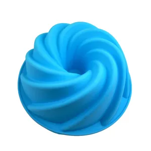 Vista dettagliata dall'alto di uno stampo per torte in silicone blu a spirale