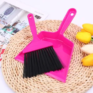 Detalles del conjunto de mini cepillo de limpieza de escritorio y recogedor rosa.