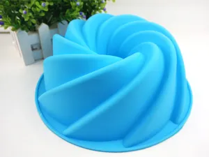 Vista dettagliata di un grande stampo per dolci in silicone blu con motivo a spirale.