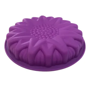 Vista detallada del molde de silicona de girasol morado para hornear pasteles caseros