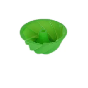 Primer plano detallado de un molde de silicona verde en espiral para la repostería