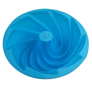 Nahaufnahme der blauen Silikon-Kuchenform mit Spiralstruktur für das Backen