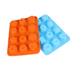 Dettaglio degli stampi in silicone a 12 cavità con vari motivi floreali e a cuore