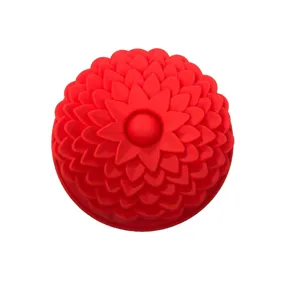 Detalle de molde de silicona rojo con forma de girasol para decoración de repostería creativa