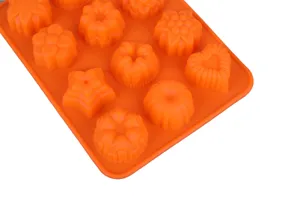 Dettaglio dello stampo in silicone arancione a 12 cavità con fiori e cuori per dolci.