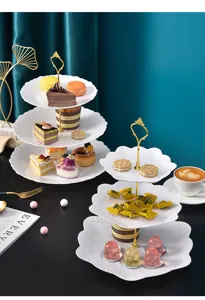 Vue détaillée d'un élégant présentoir à gâteaux blanc à trois étages avec des desserts