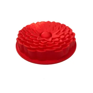 Vista detallada de un molde de silicona rojo con forma de girasol para repostería casera