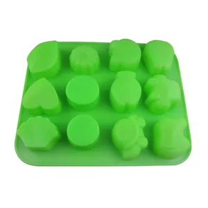 Dettaglio di uno stampo in silicone verde a 12 fori con forme di fiori e animali