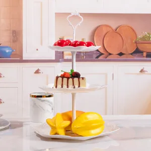 Eleganter weißer 3-stöckiger Tortenständer im europäischen Stil für Obst und Gebäck.