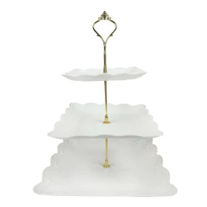 Detailansicht einer dreistöckigen weißen quadratischen Etagere mit goldenem Metallgriff.