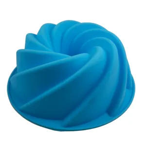 Vista ravvicinata di uno stampo in silicone blu a spirale per torte e dolci fai da te