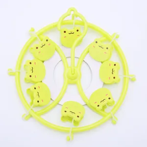 Dettaglio stendibiancheria in plastica forma di rana per calzini e oggetti di neonato.
