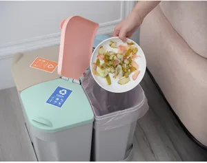 Cubo de basura de cocina con varios compartimentos y tapas coloridas para clasificar los residuos.