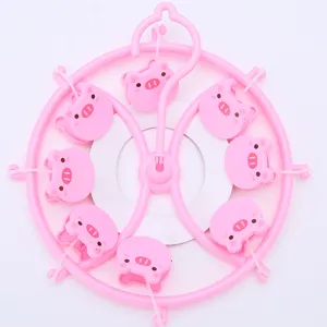 Appendino in plastica rosa per bambini con otto graffette a forma di maialino carino, ideale per calze.