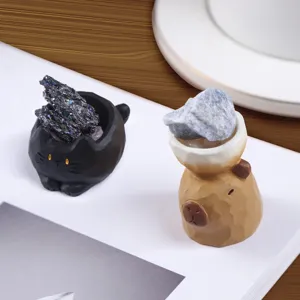 Dekorative Harzfiguren Katze und Wasserschwein mit natürlichen Kristallsteinen.
