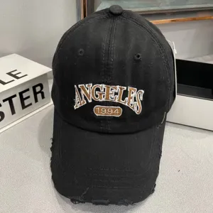 Detailansicht der schwarzen Vintage-Baumwollkappe mit Angeles-Stickerei