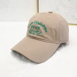 Vista dettagliata del cappellino da baseball kaki con ricamo verde 1995 edition.