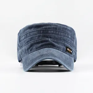 Nahaufnahme einer vintage-gewaschenen blauen flachen Armee-Mütze aus Denim für Herren