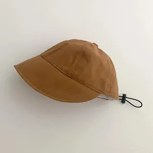 Vista de sombrero de sol marrón para niños con cordón de ajuste regulable negro.