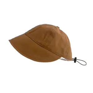 Sombrero de sol marrón para niños con cordón ajustable visto de perfil