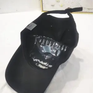 Vista interna di un cappellino da baseball nero con cupola morbida e cinturino regolabile.