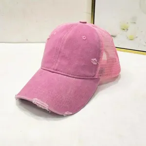 Nahaufnahme einer rosa Mesh-Baseballkappe mit modischen, atmungsaktiven Used-Look-Details.