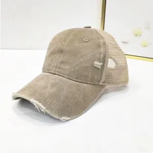 Detailansicht einer Khaki-Mesh-Baseballkappe mit modischen, ausgefransten Details