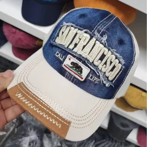 Detail einer Baseballkappe aus gewaschener Baumwolle mit San Francisco-Stickerei