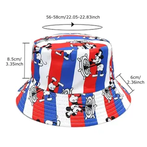 Detail des rot-blau gestreiften Fischerhutes mit Mickey Mouse-Print und Maßen.