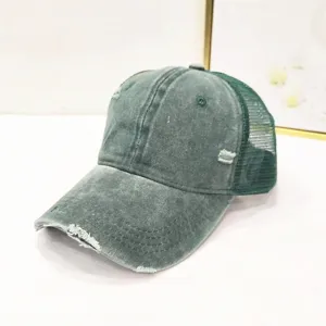 Detailansicht der grünen Mesh-Baseballkappe mit abgenutzter Textur an der Krempe.