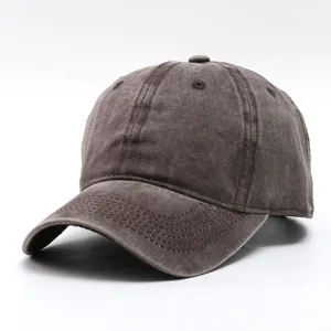 Nahaufnahme einer vintage gewaschenen Baumwoll-Baseballkappe in Braun mit verstellbarem Gurt