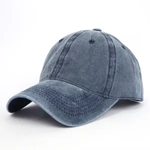 Detailaufnahme einer gewaschenen Baumwoll-Basecap mit hochwertiger Vintage-Denim-Textur