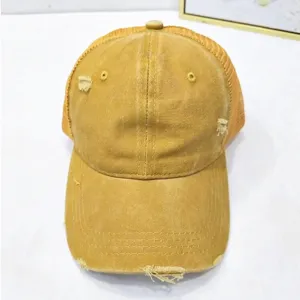 Nahaufnahme der Vintage-Mesh-Baseballkappe mit Distressed-Details und Sonnenschutz-Funktion