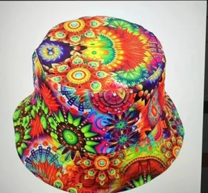 Nahaufnahme eines doppelseitigen Fischerhuts mit bunten psychedelischen Mustern.