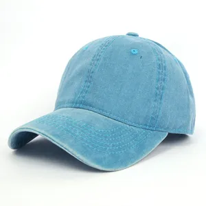 Nahaufnahme einer gewaschenen hellblauen Baumwoll-Basecap mit Distressed-Finish.