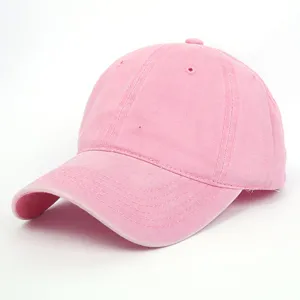 Detailansicht einer rosa gewaschenen Baumwoll-Baseballkappe mit Vintage-Effekt-Finish