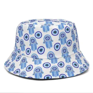 Detailansicht eines Fischerhuts mit blauem Evil-Eye- und Hamsa-Hand-Printmuster