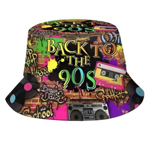 Detailansicht eines Retro-Bucket-Hats der 90er Jahre mit Graffiti-Print und Kassetten