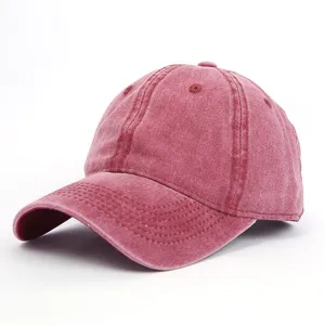 Nahaufnahme einer vintage gewaschenen Baumwoll-Baseballkappe in verblasstem Rot für Sport