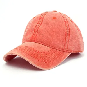 Detailansicht der gewaschenen korallenroten Baumwoll-Baseballkappe im Vintage-Look