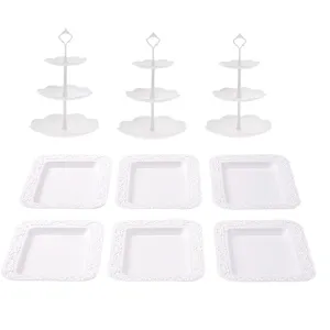 Vista detallada del soporte para tartas de plástico blanco de 3 niveles y platos de postre.
