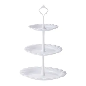 Vista dettagliata dell'elegante supporto per torta bianco a 3 piani con piatti ondulati.