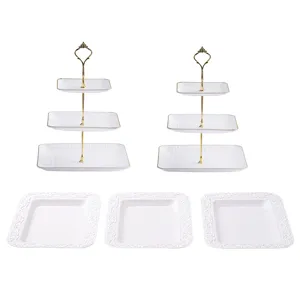 Vue détaillée du support à dessert en plastique à trois niveaux avec des assiettes assorties.