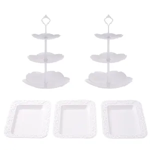 Conjunto de soportes de plástico blanco de 3 niveles para cupcakes y bandejas rectangulares.