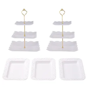 Vista detallada del soporte de postres blanco de tres niveles con bandejas decoradas.