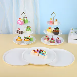 Élégant présentoir à gâteaux blanc à 3 niveaux et plat à dessert pour fête de mariage.